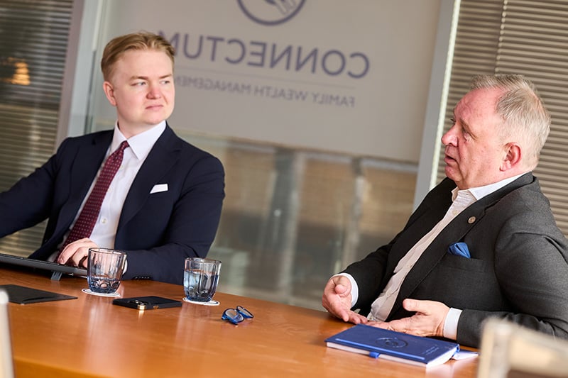 Petter Dyrkorn og Dr. Nils-Odd Tønnevold - Connectum-teamet i samtale på kontoret