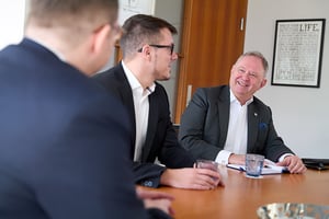 Connectum-rådgivere diskuterer investeringsstrategi rundt møtebordet