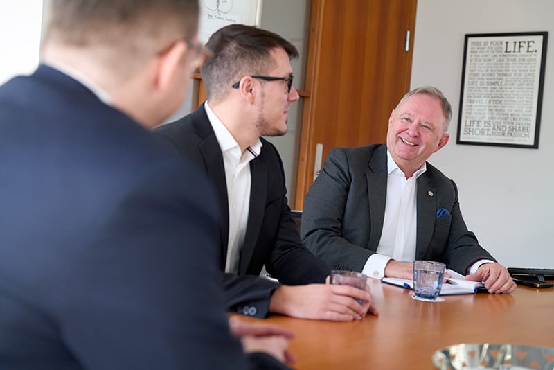 Dr. Nils-Odd Tønnevold, Karlo Basic og Mazen Younes - Rådgivningsmøte i moderne kontorlokaler Dr. Nils-Odd Tønnevold, Karlo Basic og Mazen Younes - Rådgivningsmøte i moderne kontorlokaler