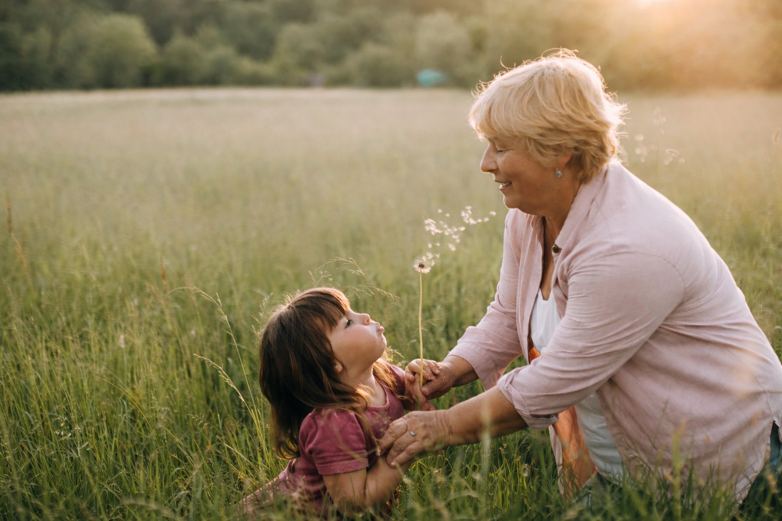 Bestemor og barnebarn i solnedgang