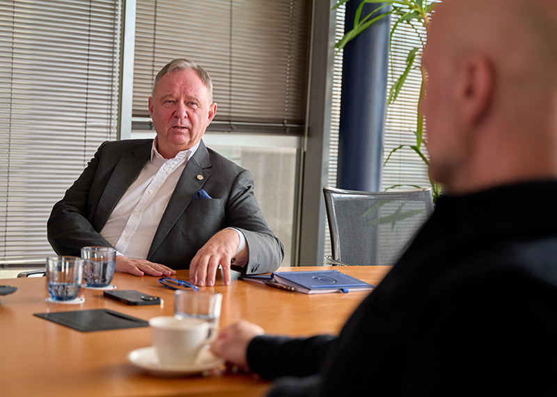 Dr. Nils-Odd Tønnevold - Rådgiver i samtale med kunde i møterom